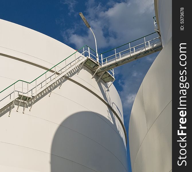 Stair and crossing between two industial gas tanks