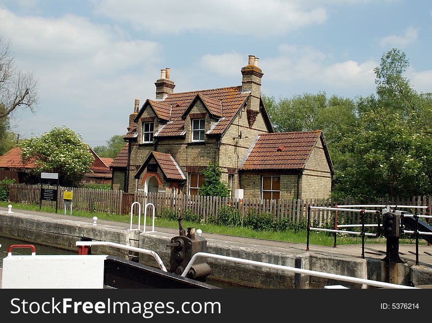 Lock keepers cottage with lock in the foreground.