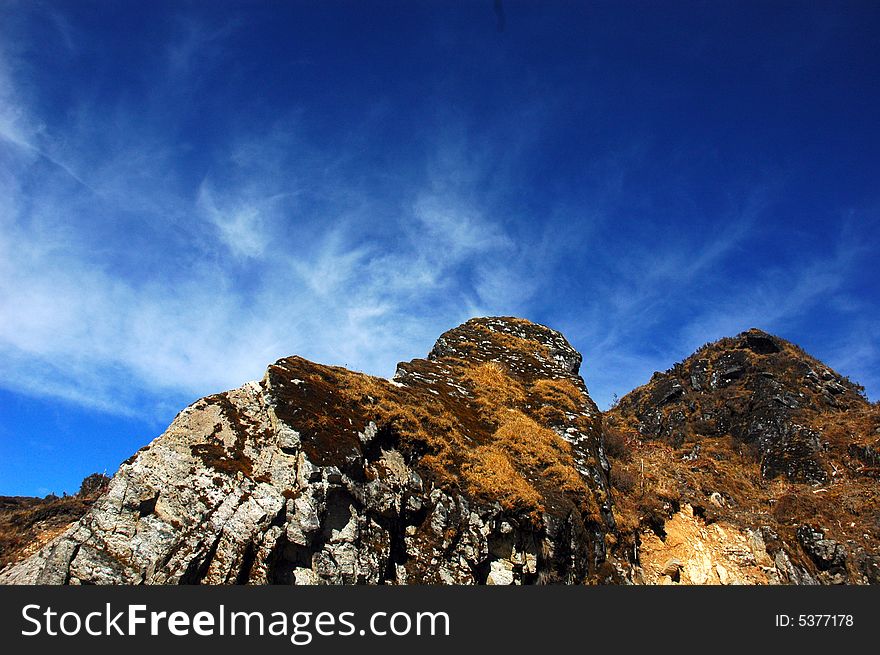 Partial view of a rock formation.