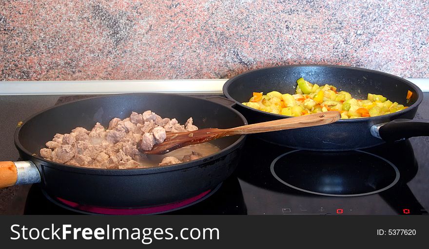 Preparation of beef and vegetable at the pans