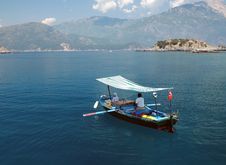 Free A Man And A Woman Rowing Royalty Free Stock Images - 5380369