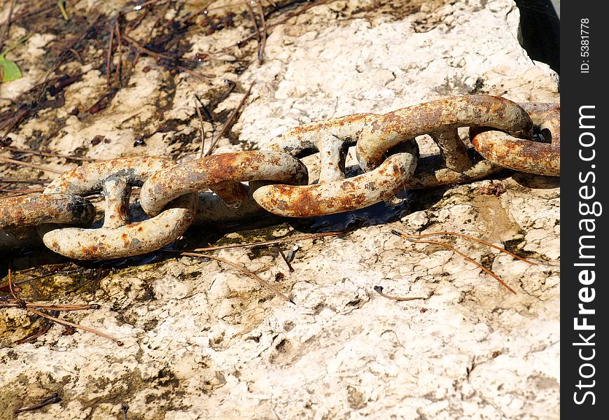 A view of an old and oxidized chain in a fountain