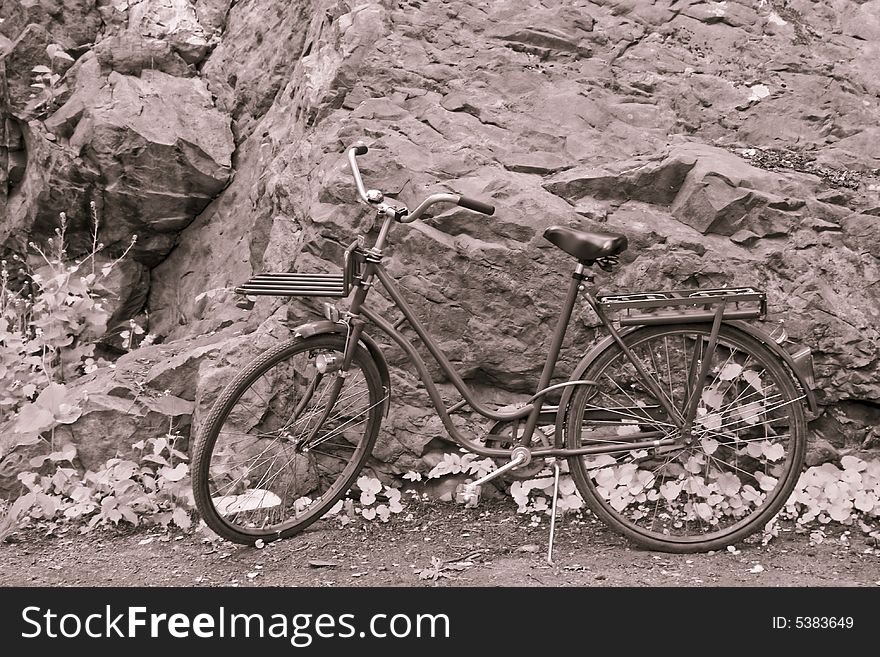 An old bicycle in front of a mountain