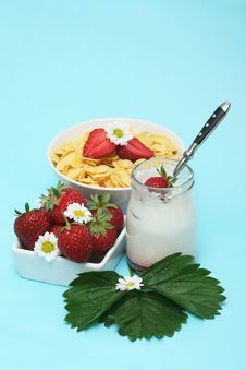 Strawberries Breakfast Royalty Free Stock Images Strawberries Breakfast Royalty Free Stock Images