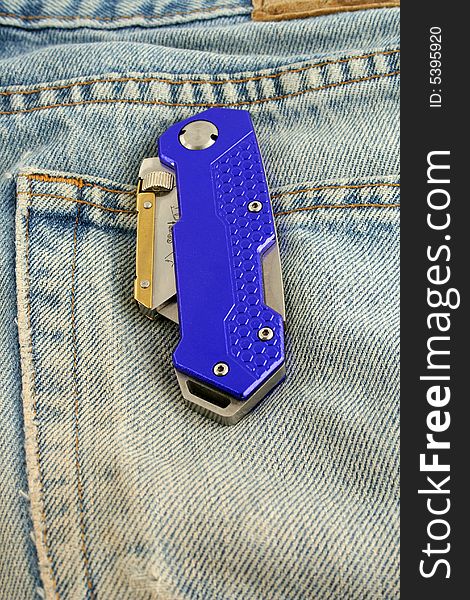 A Blue anodized contractors razor knife on jeans pocket