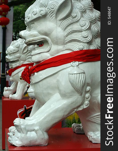 Statue of a pair of stone lions.