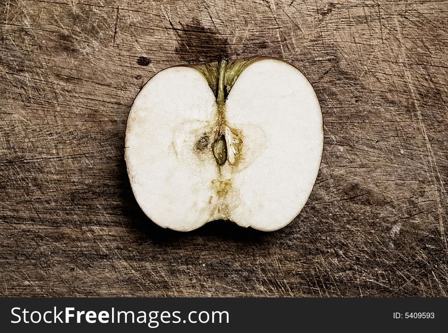 Half apple on table.