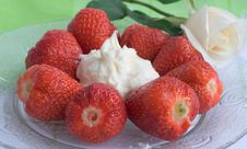 Strawberry With Cream Royalty Free Stock Photography