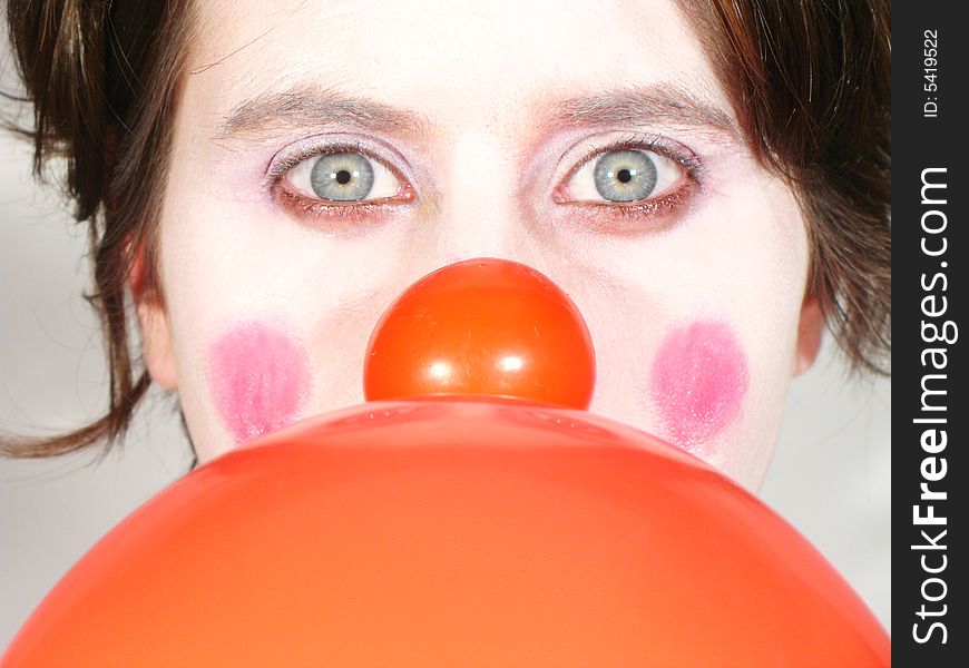 She is a clown whit a big red baloon.