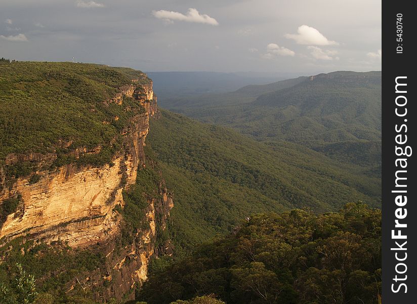 Blue Mountains sandstone crag from Wentworth lookout