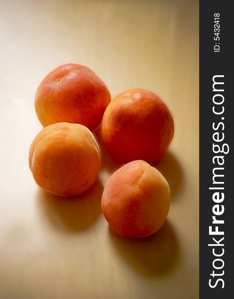 Four apricots which gives the taste of the summer