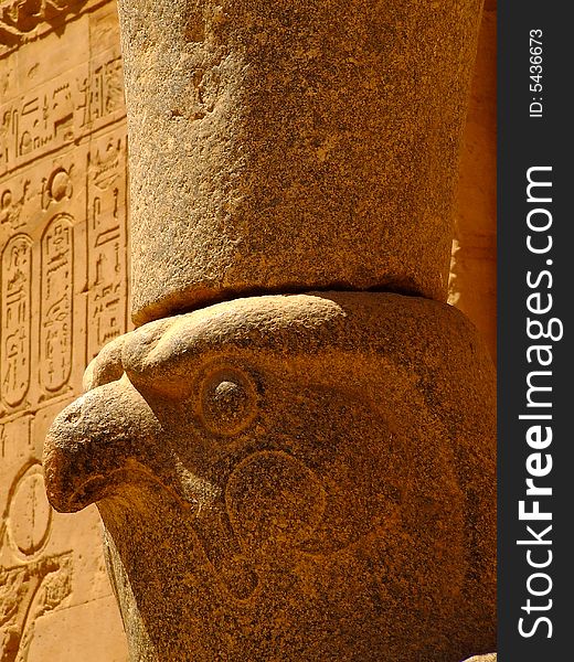 The statue of god Horus íin edfu (Egypt)