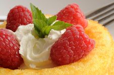 Fresh Raspberries And Cream Royalty Free Stock Photography Fresh Raspberries And Cream Royalty Free Stock Photography