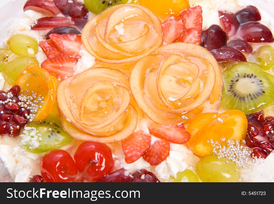 Close-up tasty cake with fruits