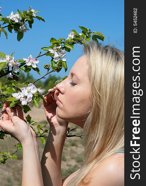 The removal {photo} of the attractive woman which smells flowers