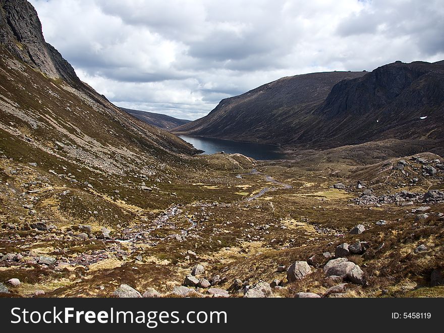 The landscape around loch Avon