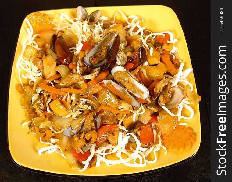 Cheung sao mien is a chinese dish with seafood