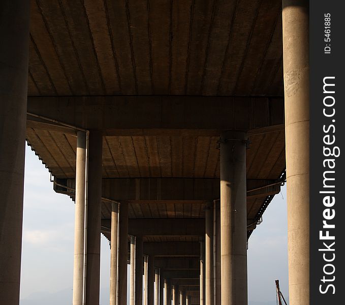 Under the bridge,there are so many piers.