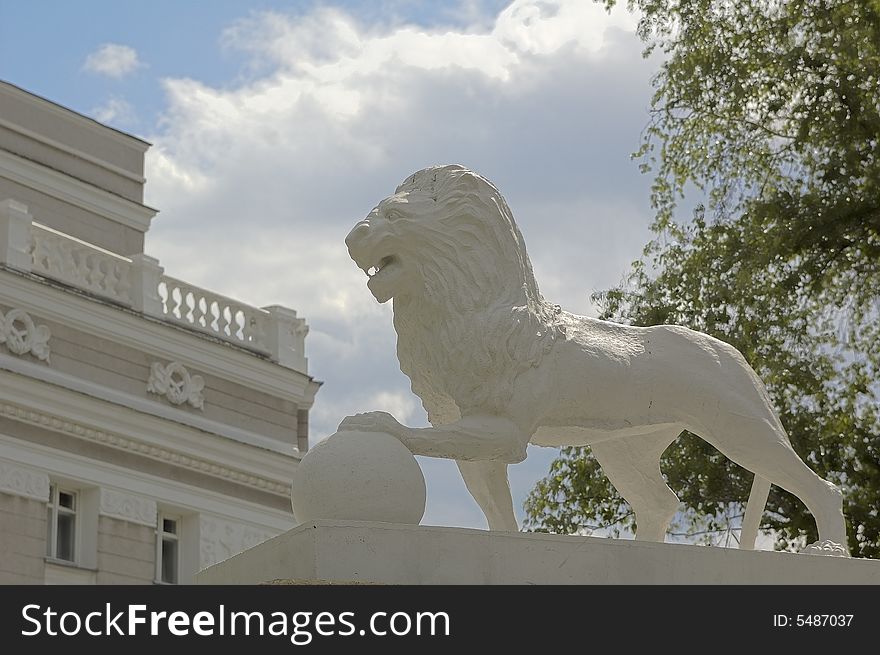 View on sculpture of lion with sky on background