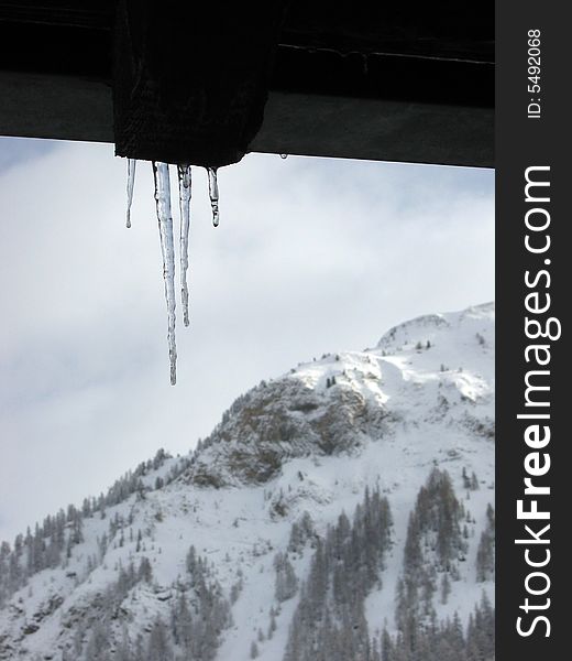 Icicles on a roof - Ghiaccioli dal tetto