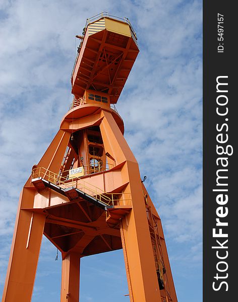 150 ton capacity dockyard crane with background of sky