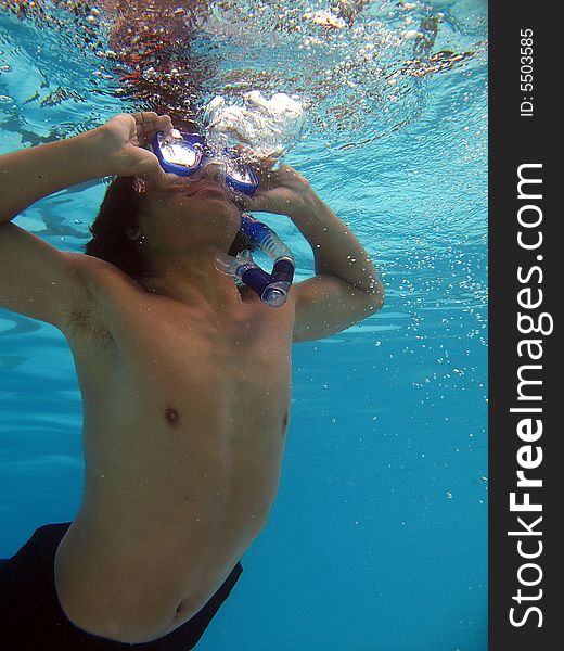 A swimmer clearing his mask. A swimmer clearing his mask