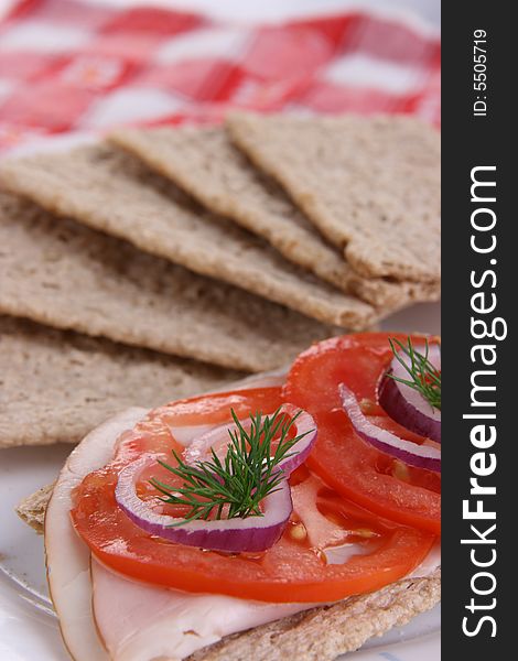 Crispy bread with tomato, onion and dill