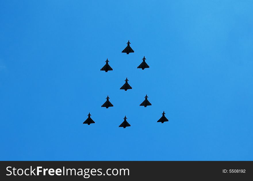 Fighter planes flying in formation in a clear sky