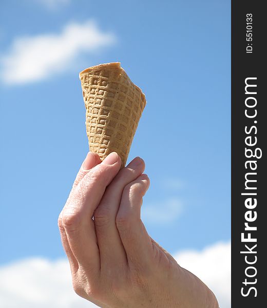 A woman with ice cream,against the backdrop of a bright sky.