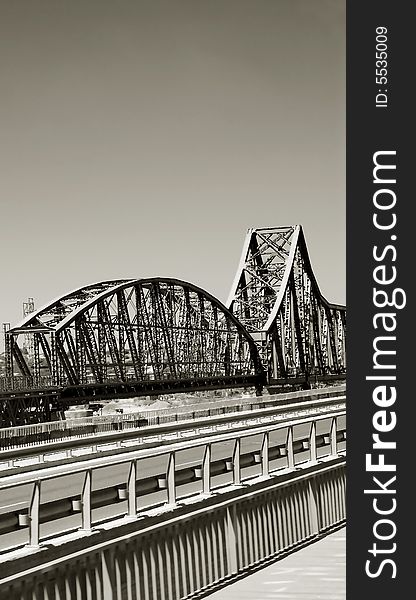 Picture of a bridge in black and white