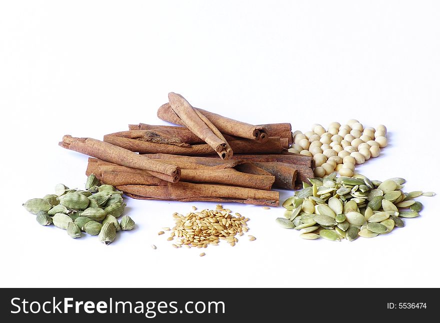 Five ingredients : cardamom, cinnamon, flax, soy, pumpkin seeds. Five ingredients : cardamom, cinnamon, flax, soy, pumpkin seeds