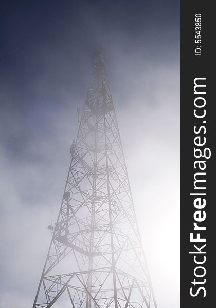 A big radio tower in the fog