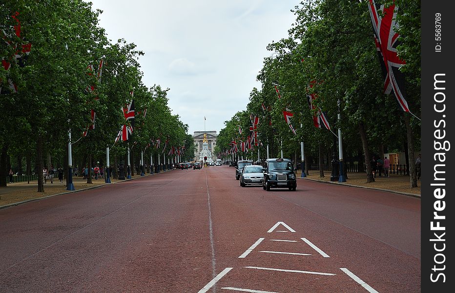 Black Cab In The Mall Looking At Buckingham Palace