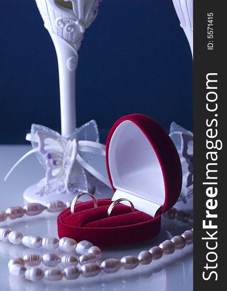 Wedding rings with perls and glasses