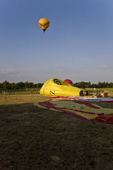 Hot Air Balloons Landing Royalty Free Stock Photo Hot Air Balloons Landing Royalty Free Stock Photo
