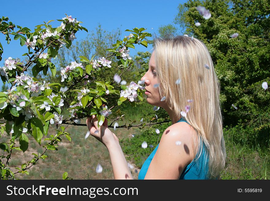 The removal {photo} of the attractive woman which smells flowers