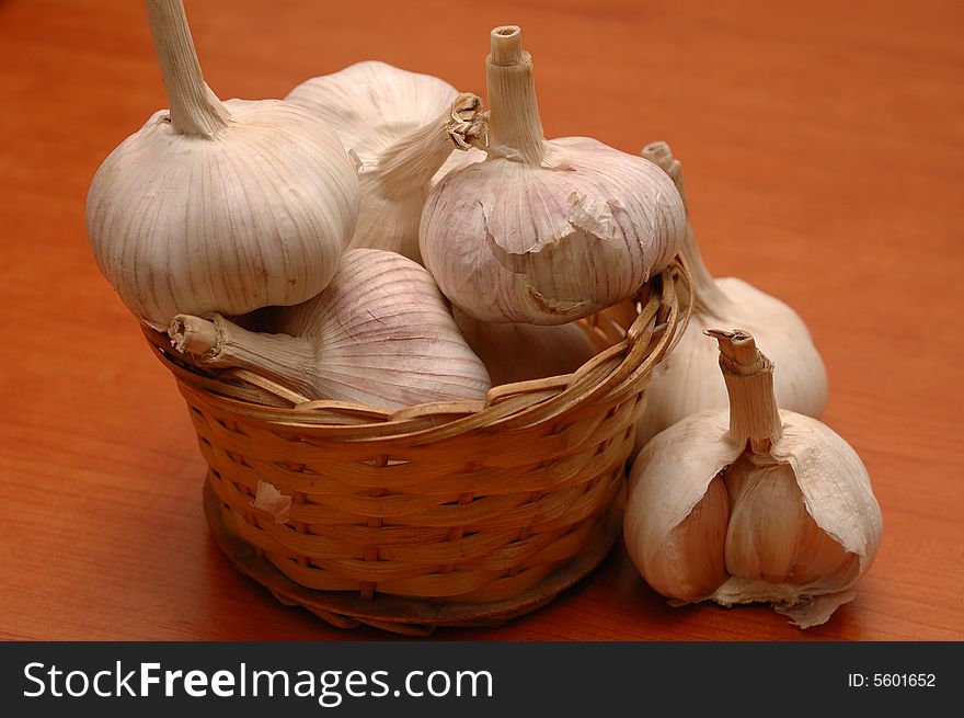 Garlics in the skep for cooking.