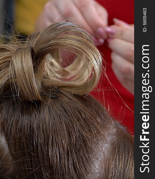 Process of making evening woman coiffure, back view