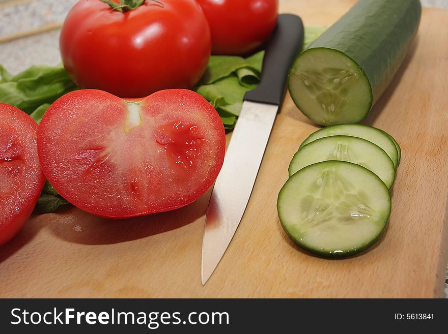 Fresh tomatos and green salad