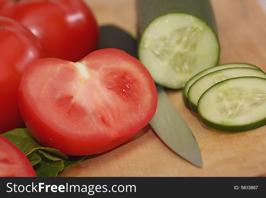 Fresh tomatos and green salad