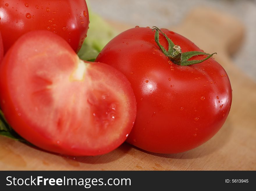 Fresh tomatos and green salad