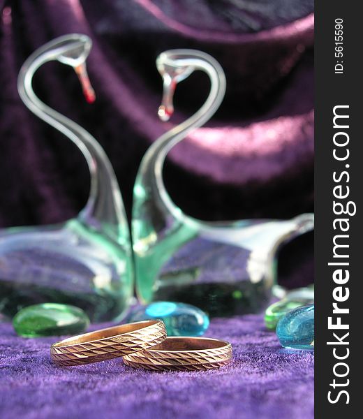 Wedding rings with the glass swans