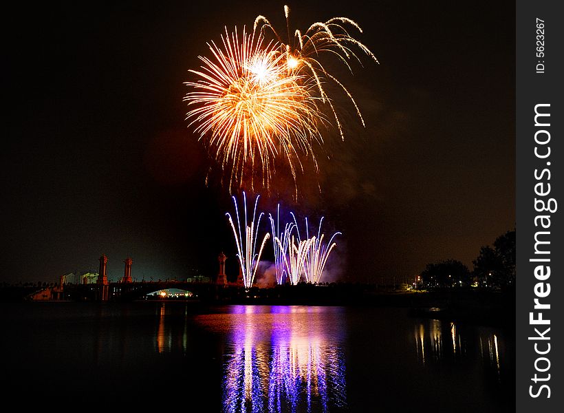 Picture of fireworks display at Putrajaya Malaysia during Malaysia International Fireworks Competition 2007
