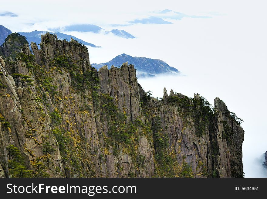 Mt. Huangshan is the Chinese most famous mountain peak and the tourist area, by the pine tree, the fog, the stone, the cloud is most unusual and magnificent. Mt. Huangshan is the Chinese most famous mountain peak and the tourist area, by the pine tree, the fog, the stone, the cloud is most unusual and magnificent.