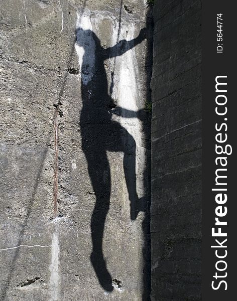 Freeclimbing woman on a concrete wall