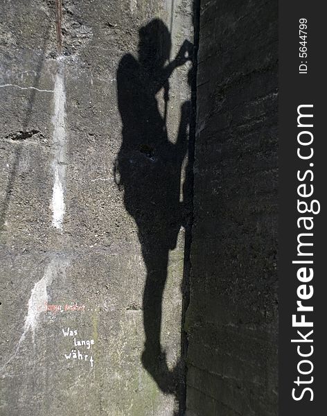 Freeclimbing woman on a concrete wall
