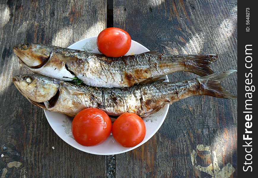 Broiled fish with fresh tomatoes
