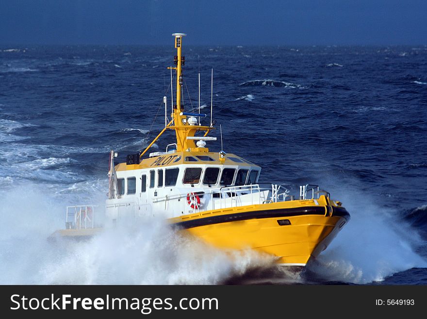 Pilot speed boat on a agitated sea