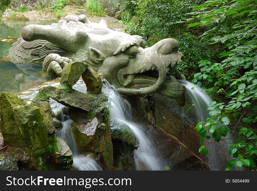 Sprinkler of dragon in the baoguo temple