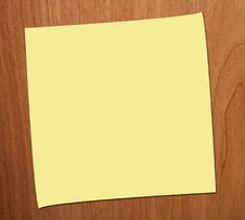 POST IT NOTE ON WOOD BACKGROUND Royalty Free Stock Photography